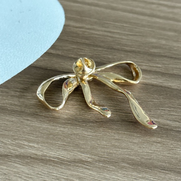 Gold Bow Brooch Q618 - Picture 3 of 4